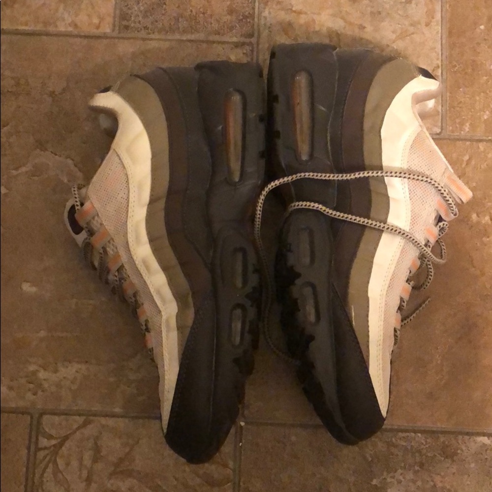 Sneakers - Picture 7 of 8